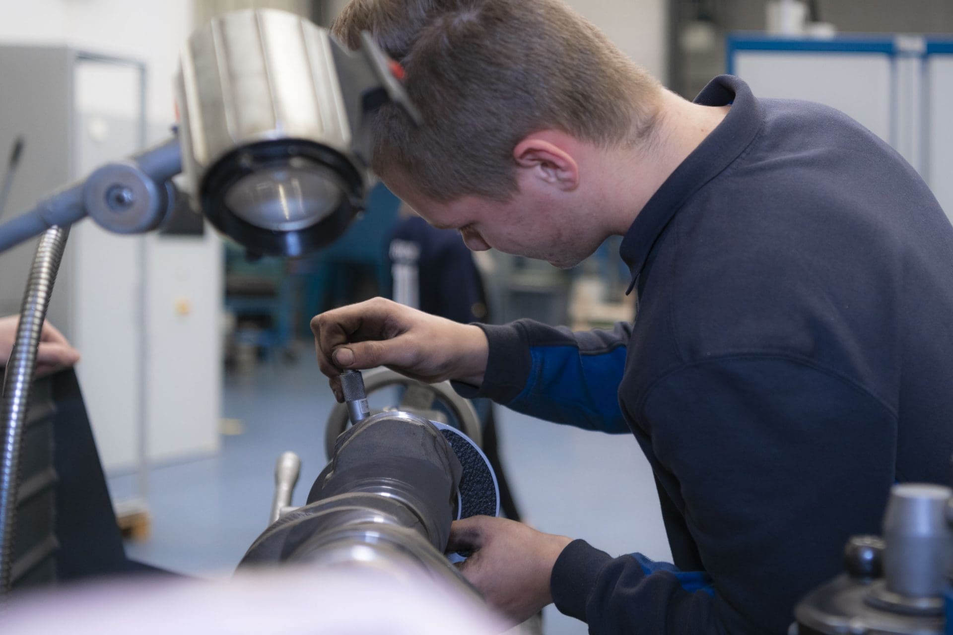 Elektrotechnicus aan het werk met het onderhoud van een machine